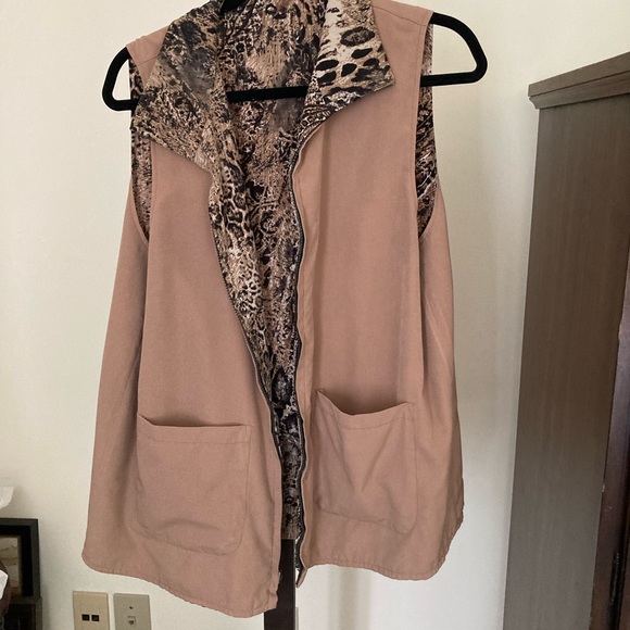 Sleeveless reversible Vest with Pockets (L) - Picture 3 of 4